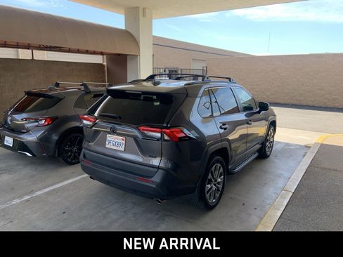 Used 2022 Toyota RAV4 XLE Premium FWD image 4