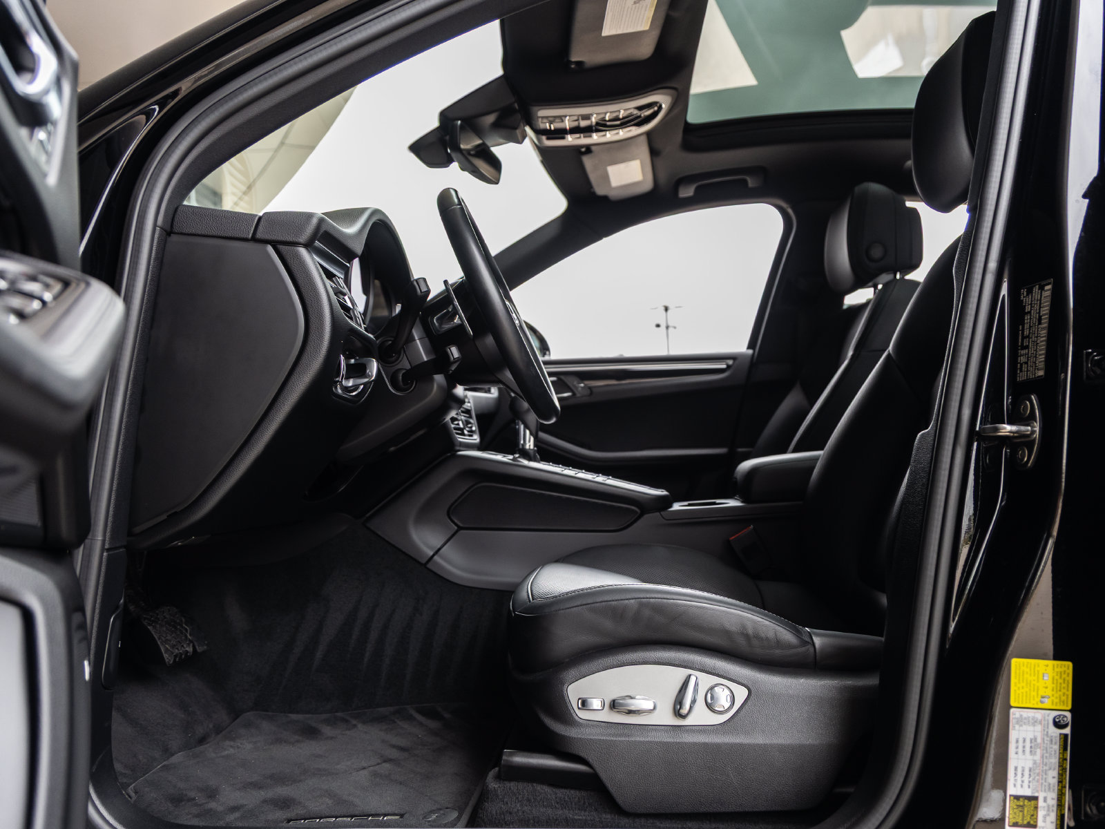 Certified 2019 Porsche Macan S AWD/4WD image 24