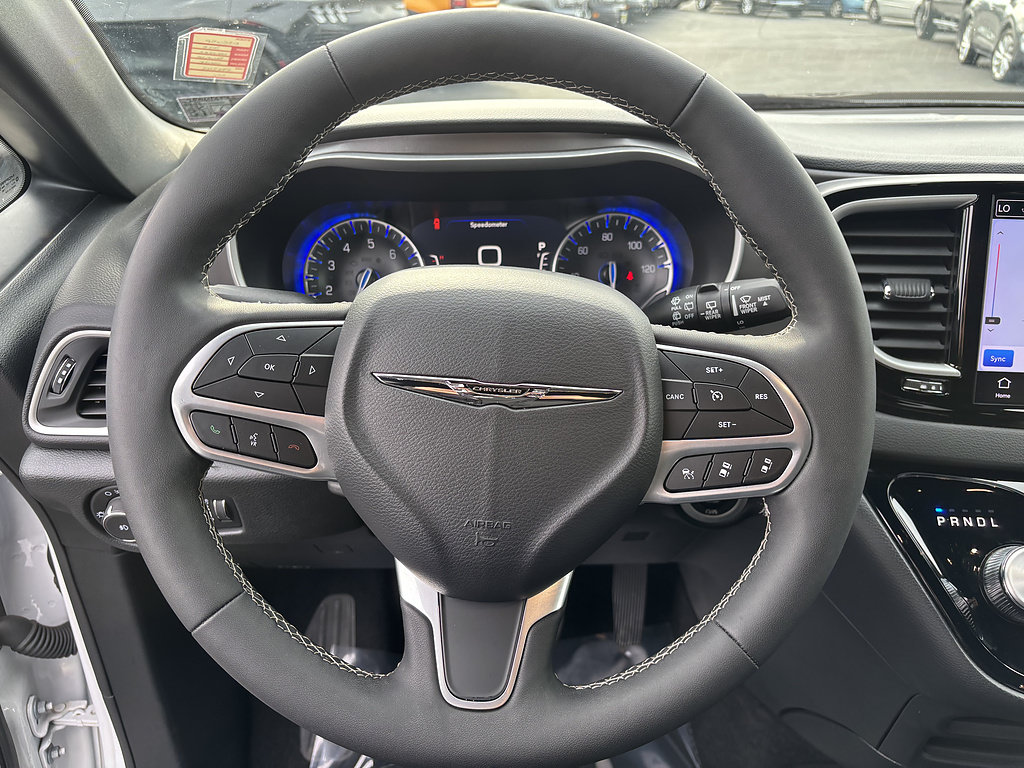 Used 2025 Chrysler Pacifica Select FWD image 24