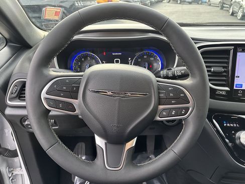 Used 2025 Chrysler Pacifica Select FWD image 24