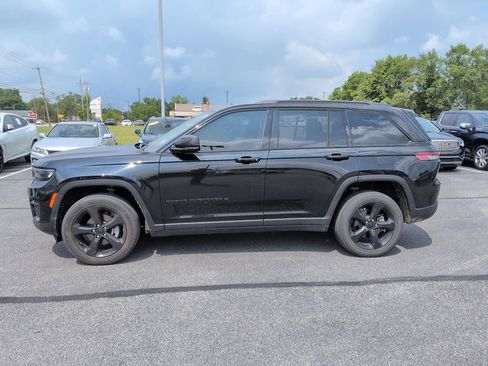 Used 2023 Jeep Grand Cherokee Altitude AWD/4WD image 3