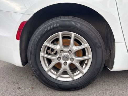 Used 2023 Chrysler Pacifica Touring-L image 10