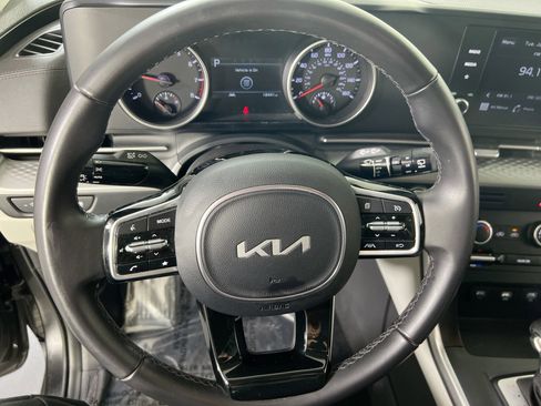 Used 2024 Kia Carnival LX image 11