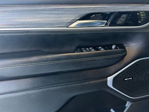 Used 2024 Jeep Wagoneer Series II w/ Flexible Seating Group image 14