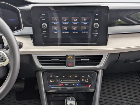 Used 2025 Volkswagen Taos SE w/ Panoramic Sunroof Package FWD image 26