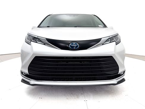 Used 2023 Toyota Sienna XLE w/ Protection Package (TMS) FWD image 13