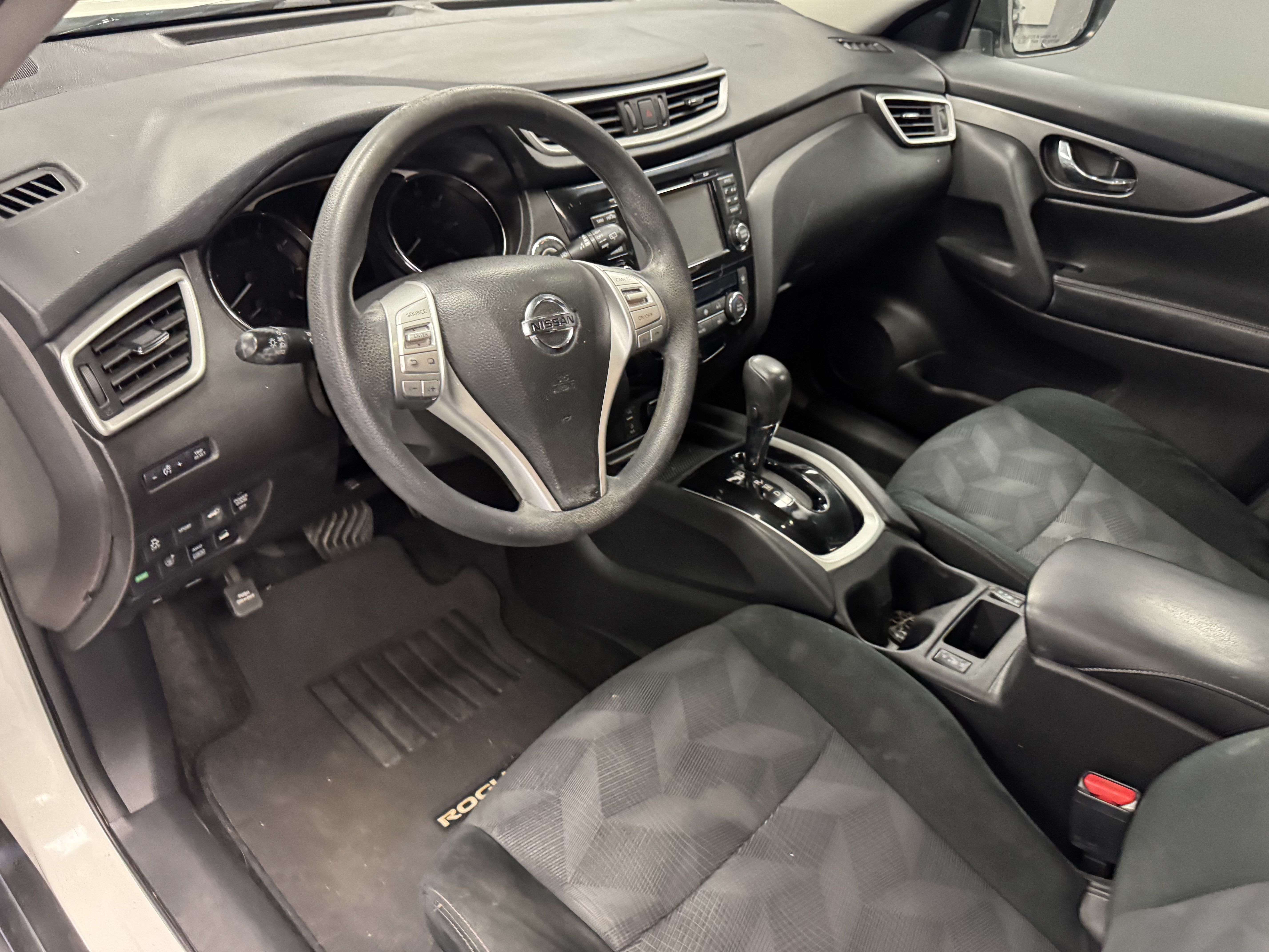 Used 2016 Nissan Rogue SV w/ SV Premium Package AWD/4WD image 9
