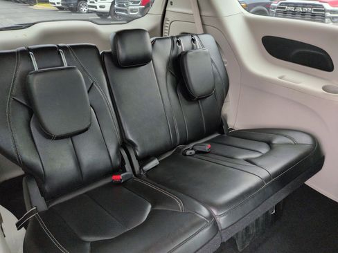 Used 2023 Chrysler Pacifica Touring-L image 19