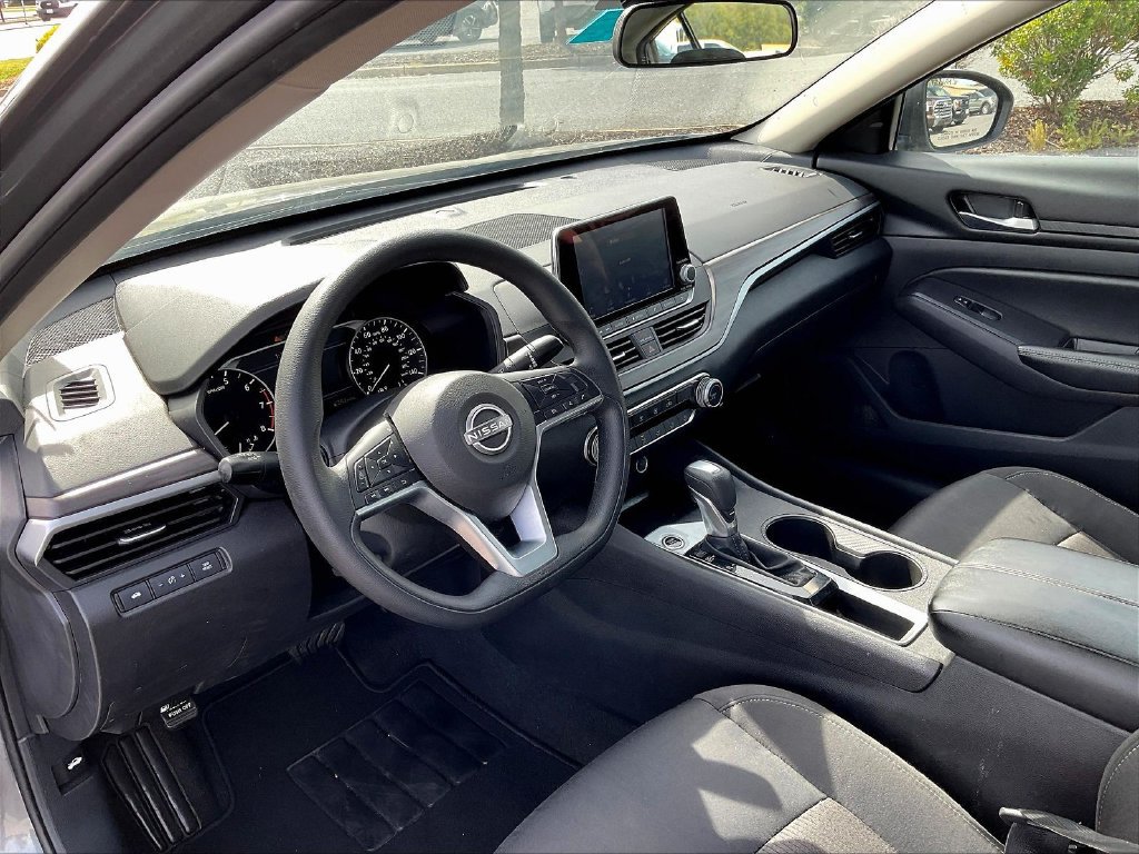Used 2025 Nissan Altima 2.5 SV FWD image 5
