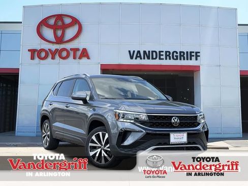 Used 2022 Volkswagen Taos SE FWD image 1