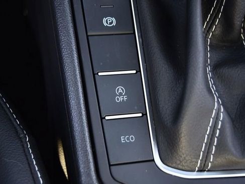 Certified 2025 Volkswagen Jetta SE w/ Sunroof Package image 18