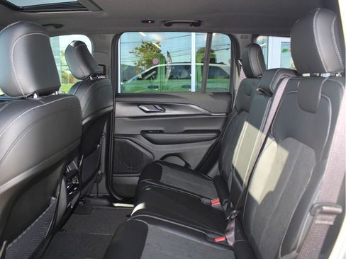 New 2025 Jeep Grand Cherokee Altitude image 28