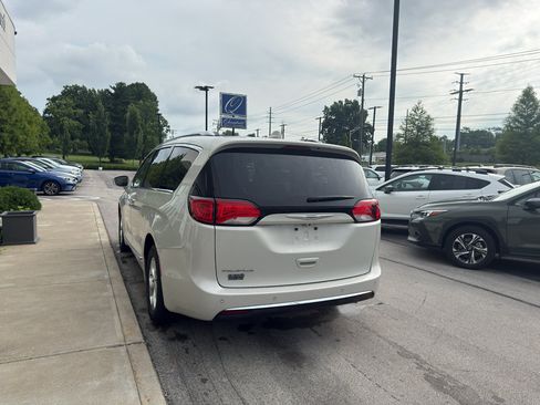 Used 2017 Chrysler Pacifica Touring-L Plus FWD image 4