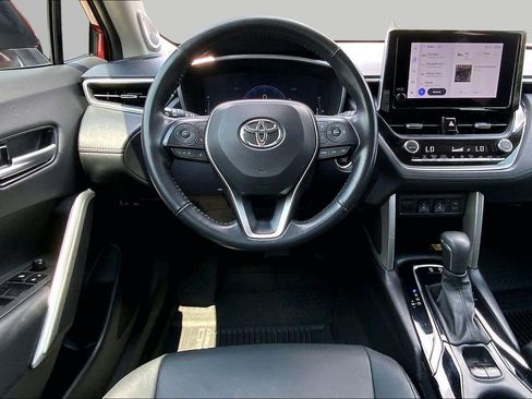 Used 2023 Toyota Corolla Cross XLE w/ Convenience Package FWD image 6