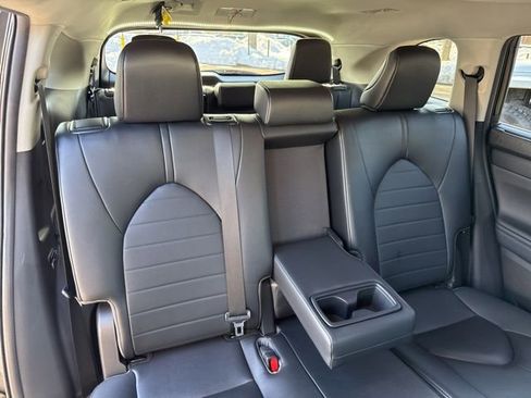 Used 2023 Toyota Highlander XLE image 26