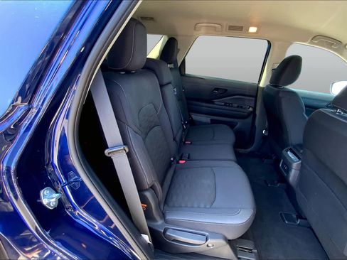 Used 2025 Nissan Pathfinder SV AWD/4WD image 18