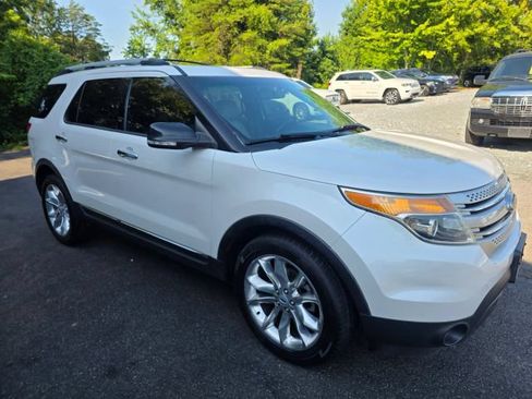 Used 2013 Ford Explorer XLT FWD image 3