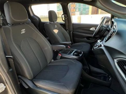 Used 2018 Chrysler Pacifica Touring Plus w/ S Appearance Package image 17