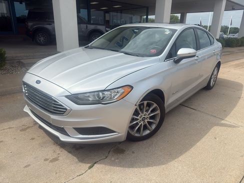 Used 2017 Ford Fusion SE FWD image 5
