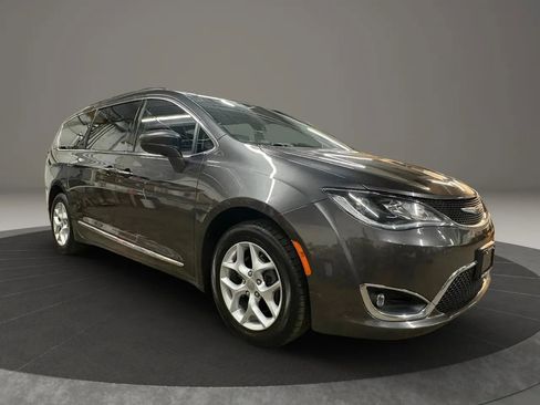 Used 2017 Chrysler Pacifica Touring-L Plus w/ Tire & Wheel Group FWD image 2