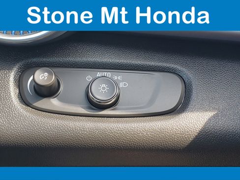 Used 2025 Chevrolet Trax LT w/ LT Convenience Package FWD image 30