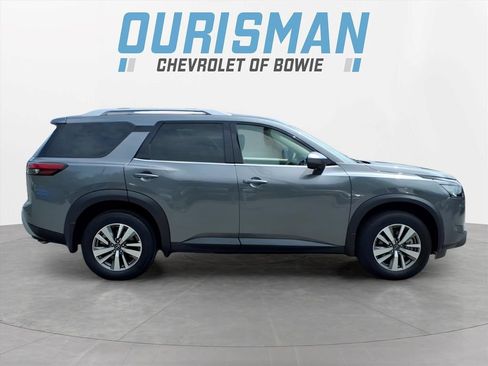 Used 2025 Nissan Pathfinder SL FWD image 2