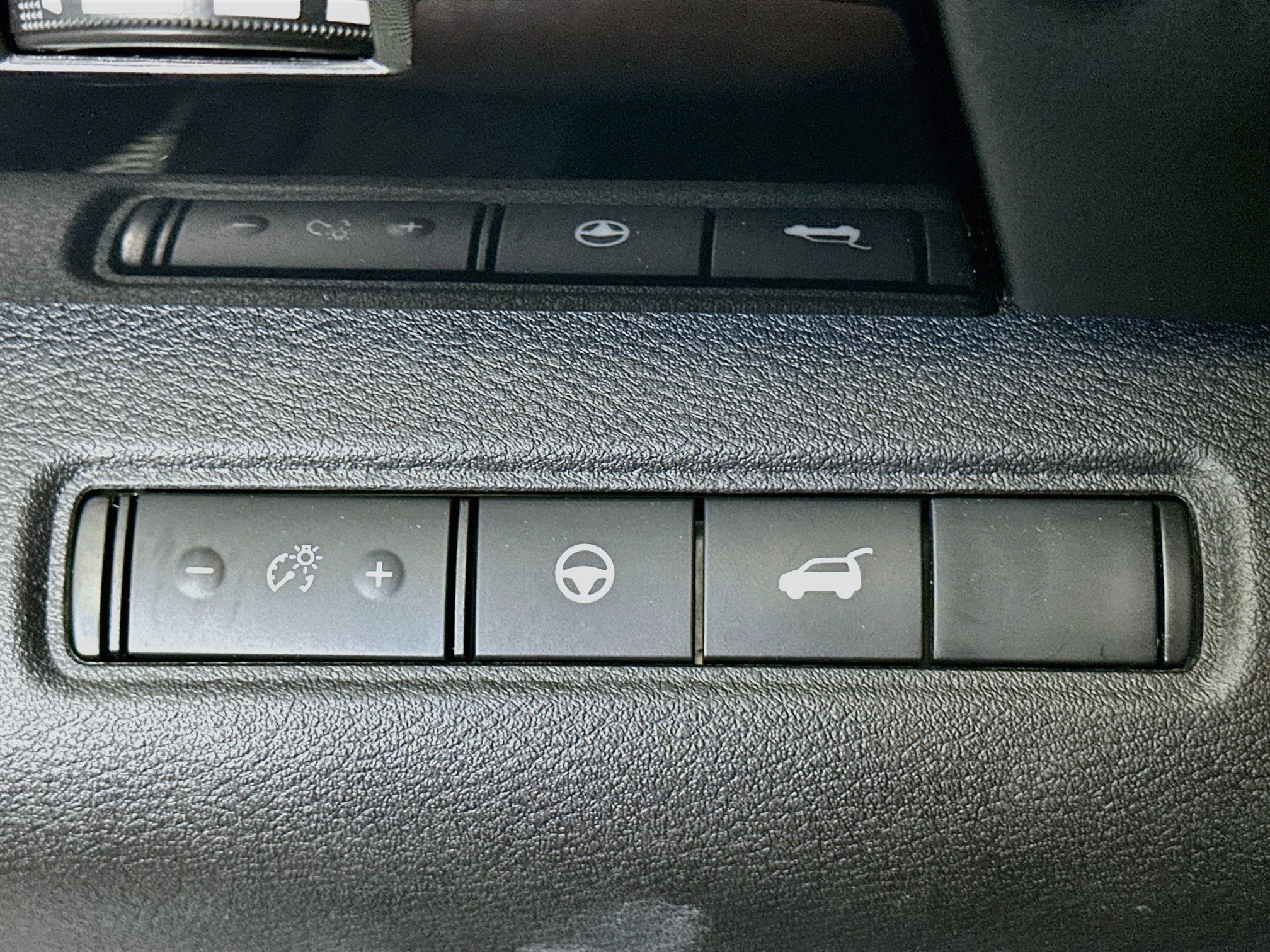 Used 2025 Nissan Pathfinder SV FWD image 17
