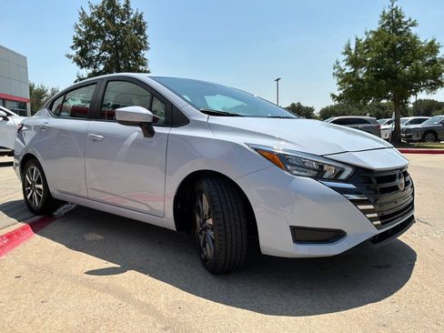 Used 2025 Nissan Versa SV FWD image 4