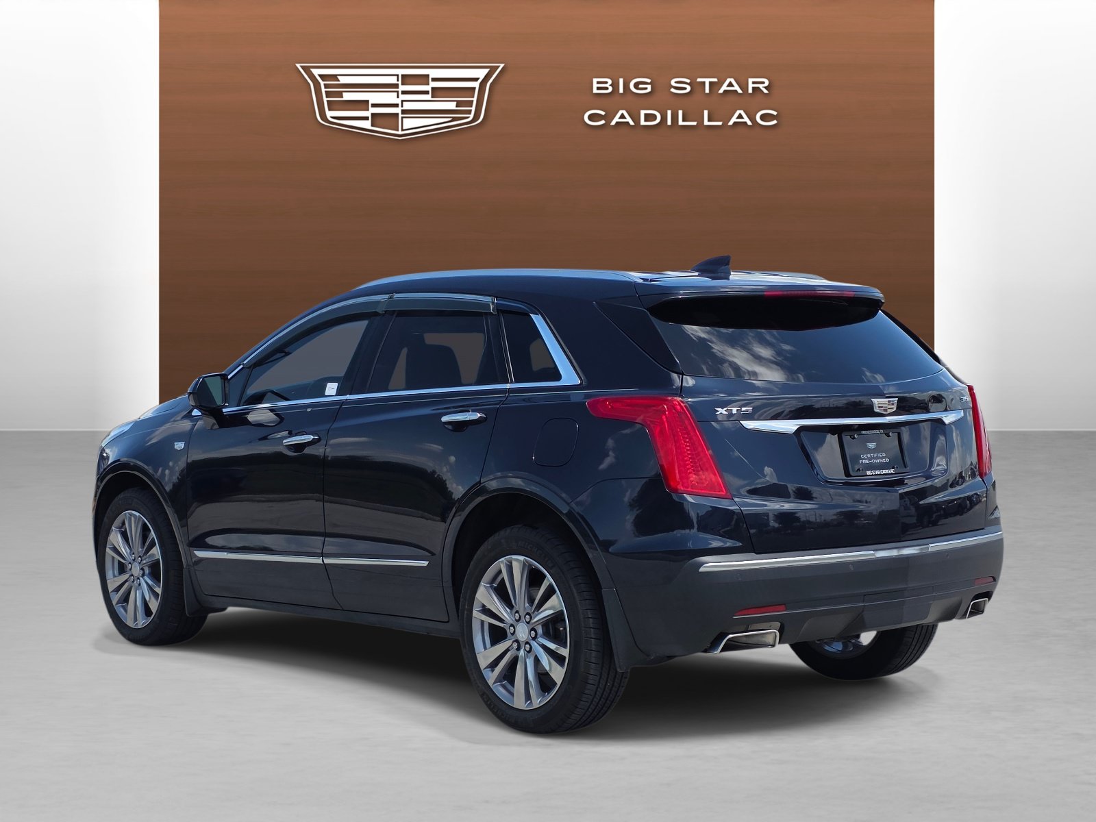 Used 2017 Cadillac XT5 Luxury w/ Driver Awareness Package FWD image 3