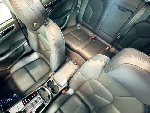 Certified 2025 Porsche Macan image 18