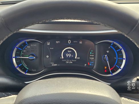 Used 2023 Chrysler Pacifica Touring-L FWD image 17
