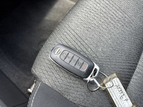 Used 2025 Nissan Rogue SV FWD image 21