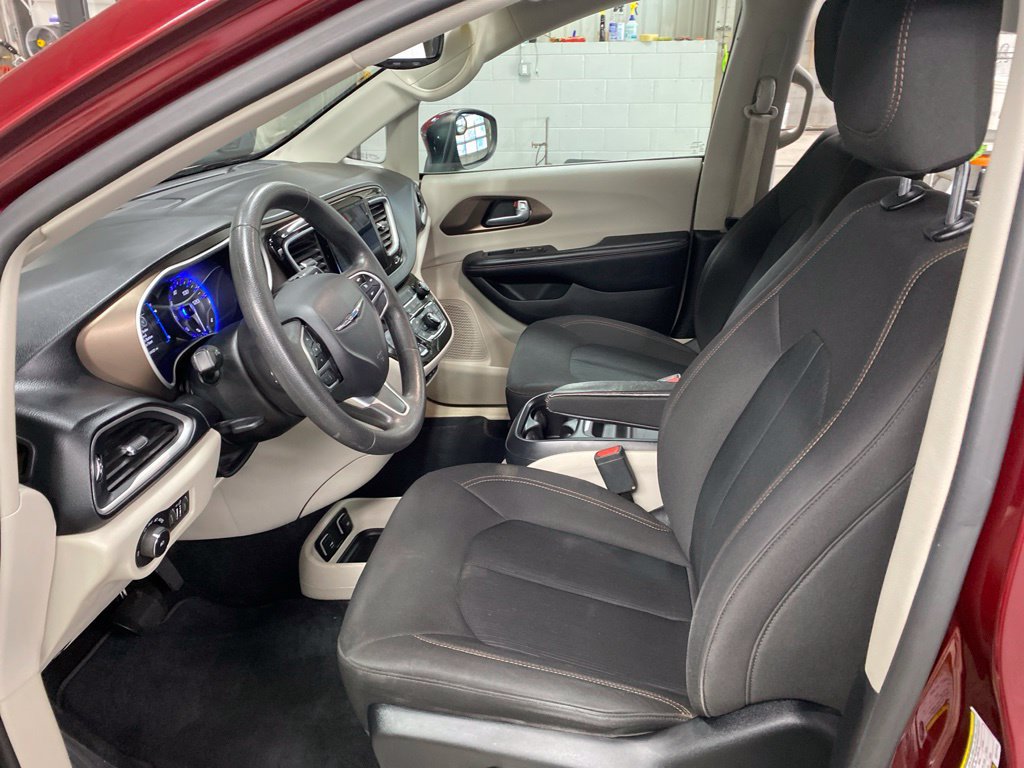 Used 2017 Chrysler Pacifica Touring Plus w/ Tire & Wheel Group FWD image 27