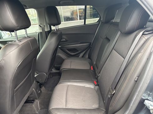 Used 2022 Chevrolet Trax LT w/ LT Convenience Package image 16