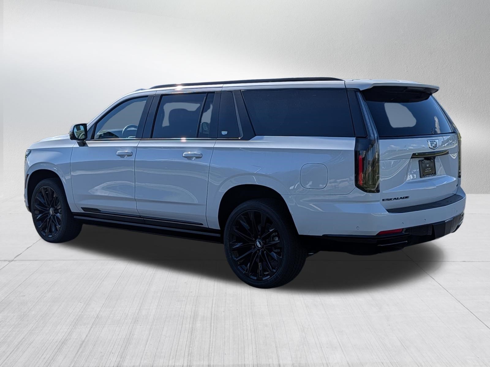 Used 2026 Cadillac Escalade ESV Platinum Sport w/ LPO, ONYX Package AWD/4WD image 4