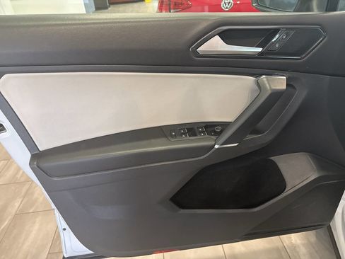 Used 2018 Volkswagen Tiguan SE w/ Panoramic Sunroof Package FWD image 11