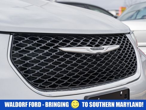 Used 2024 Chrysler Pacifica Touring-L image 11