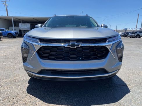 Used 2026 Chevrolet Trax LT FWD image 2