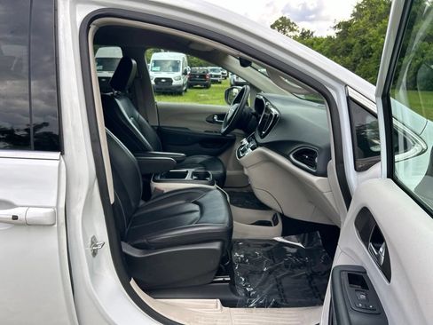 Used 2023 Chrysler Pacifica Touring-L FWD image 38
