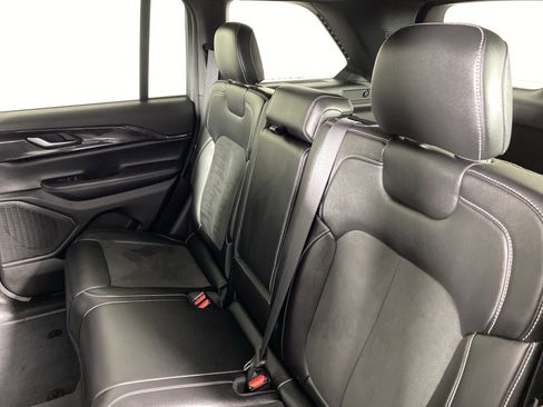 Used 2023 Jeep Grand Cherokee Altitude image 31