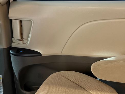 Used 2019 Toyota Sienna L image 31