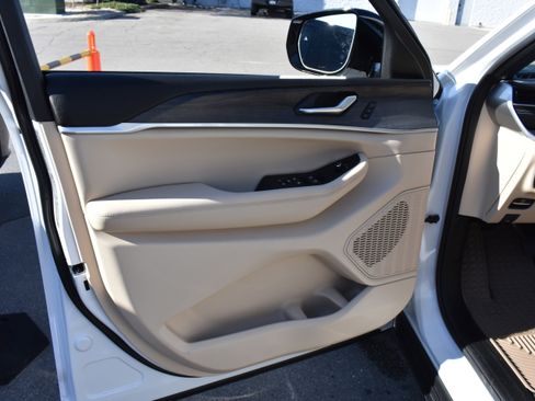 Used 2025 Jeep Grand Cherokee Limited w/ Luxury Tech Group II image 24