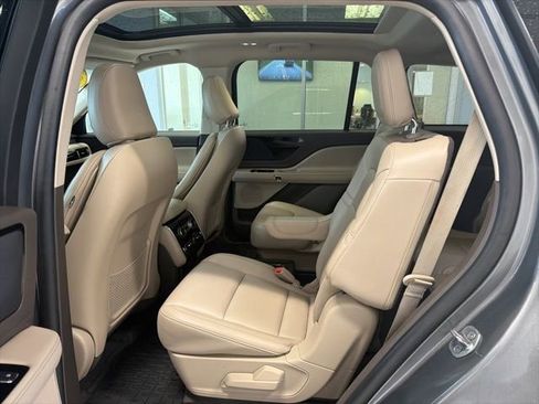 Used 2023 Lincoln Aviator AWD w/ Premium Package image 15