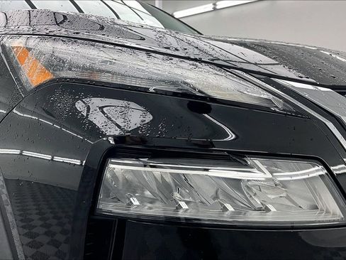 Used 2023 Nissan Rogue SV image 29