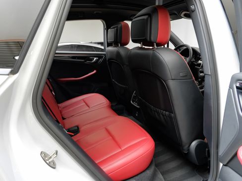 Used 2023 Porsche Macan AWD/4WD image 39