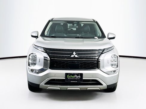 Used 2024 Mitsubishi Outlander SE image 2