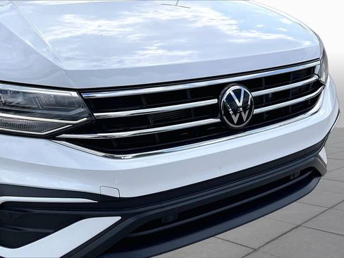 Used 2024 Volkswagen Tiguan SE FWD image 28