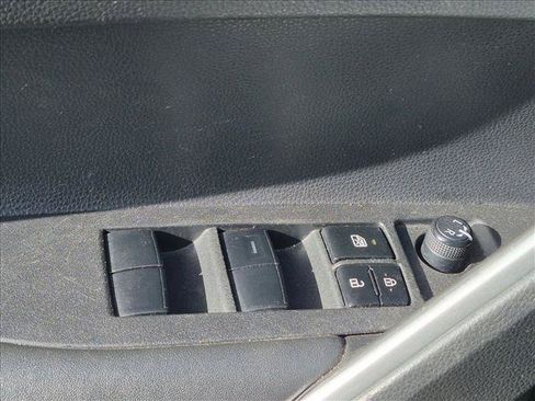 Used 2022 Toyota Corolla Cross LE FWD image 11