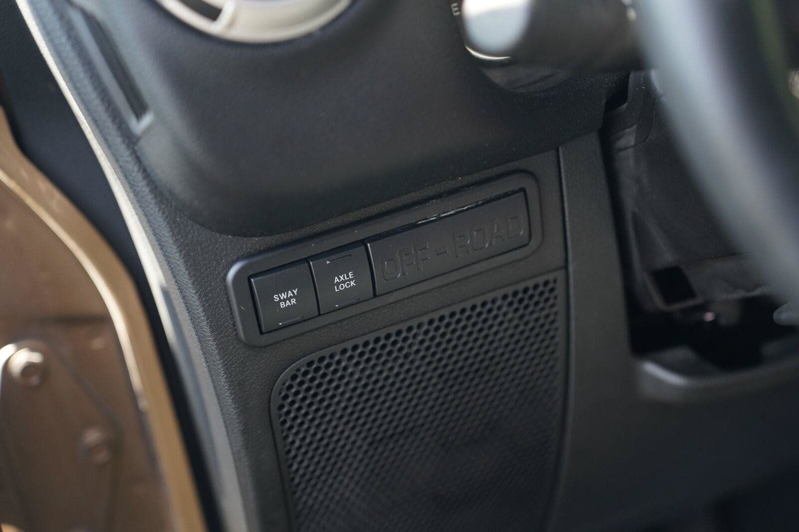 Used 2015 Jeep Wrangler Unlimited Rubicon w/ Connectivity Group AWD/4WD image 15