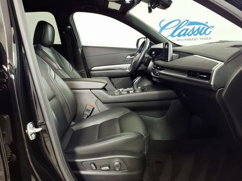Used 2025 Cadillac XT4 Premium Luxury FWD image 11